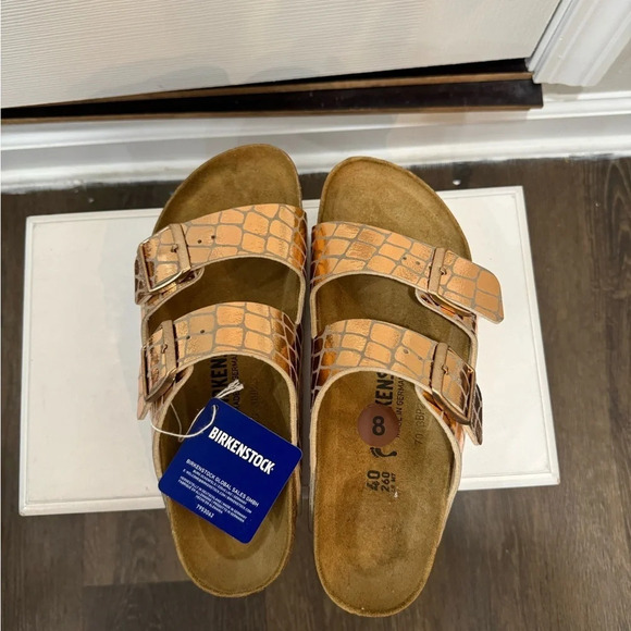 Birkenstock New
Arizona Gator copper
Gleam Two-Strap Comfort Sanda
$100 - Picture 7 of 9